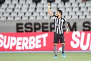 Alex Telles comemora gol contra a Chapecoense