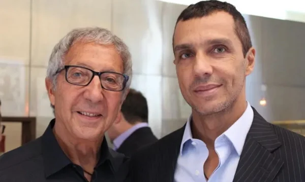 foto colorida do empresário Abilio Diniz ao lado do filho, João Paulo - Metrópoles