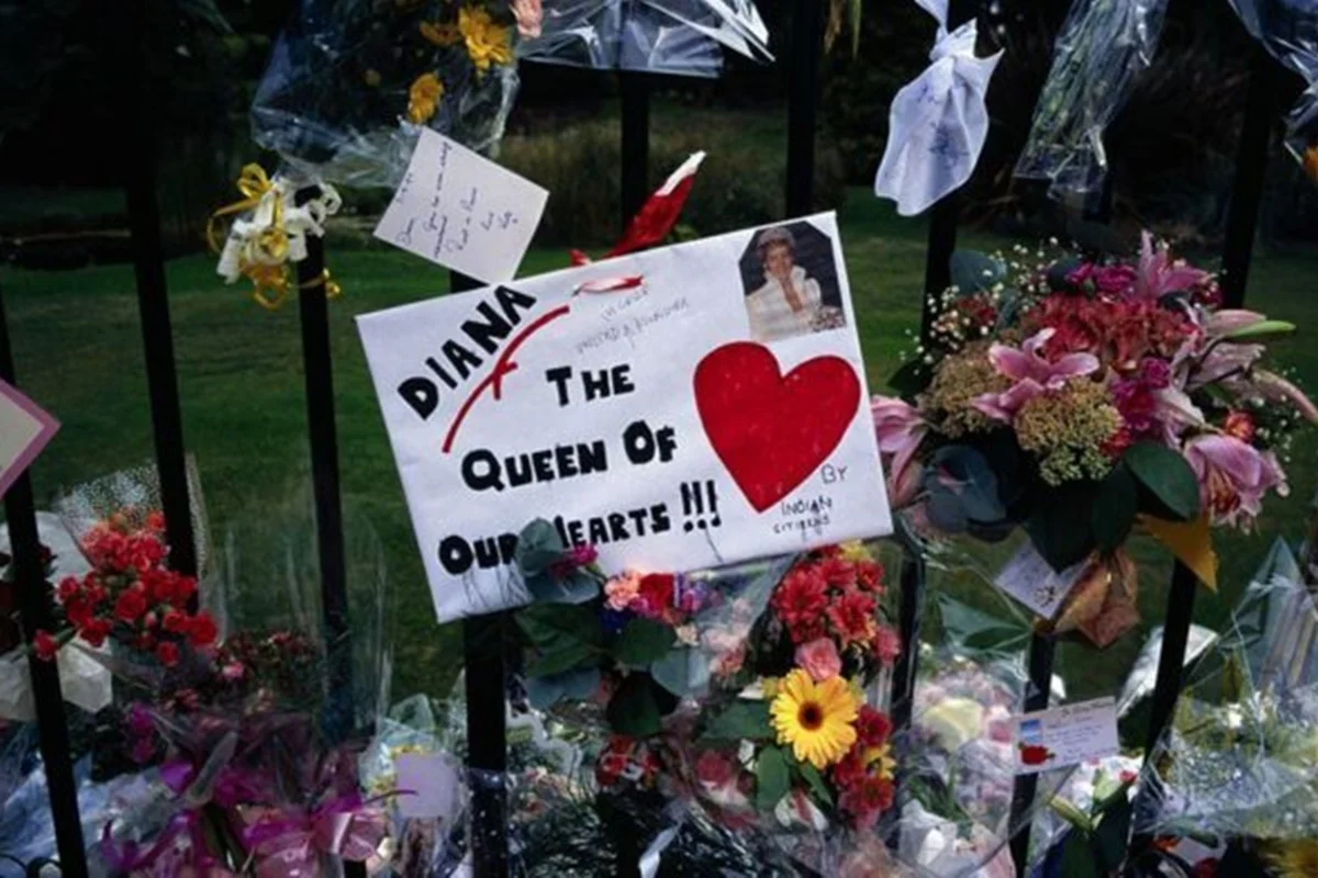 Mais de um milhão de buquês de flores foram deixados no Palácio de Kensington, Palácio de Buckingham e Palácio de St. James após o trágico acidente automobilístico em 31 de agosto de 1997 Mais de um milhão de buquês de flores foram deixados no Palácio de Kensington, Palácio de Buckingham e Palácio de St. James após o trágico acidente automobilístico em 31 de agosto de 1997