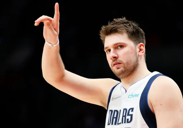Luka Doncic foi o cestinha em vitória dos Mavericks contra os Warriors
