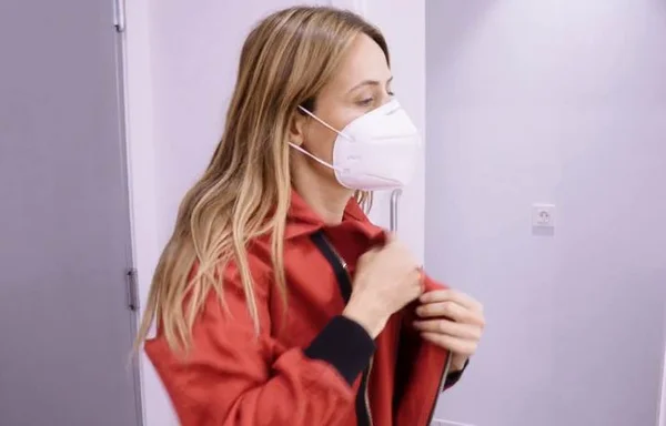 Itziar Ituño em La Casa de Papel, usando macacão e máscara
