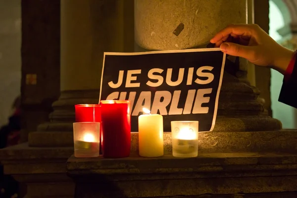 Imagem de cartaz com os dizeres Je Suis Charlie -- Metrópoles