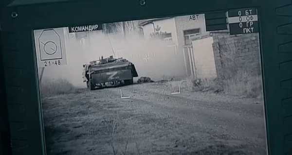 Filmagem foi postada pela Unidade Azov, um batalhão do Exército da Ucrânia, e mostra o veículo em chamas