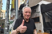 Maestro João Carlos Martins flagrado pela reportagem do Metrópoles nos Jardins, em SP. Disse ter ficado triste com fechamento de bar na região