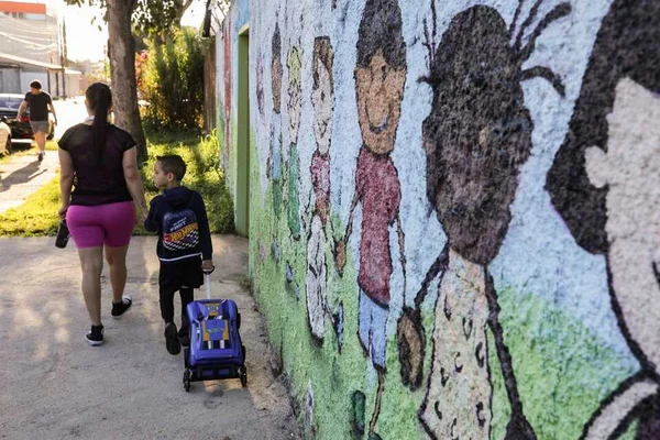 Mãe deixa filho na porta da escola