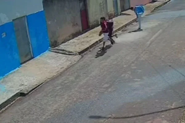 Vídeo: estudante é agredido a chutes e tem tênis roubado no DF