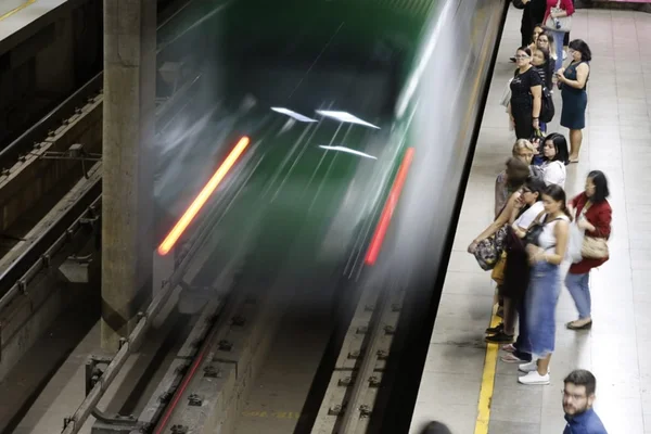 Metrô-DF: além da greve, chuva alaga trilhos e atrasa volta para casa