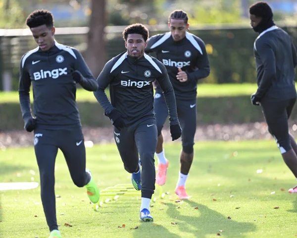 Estevão, Andrey e João Pedro treinando pelo Chelsea