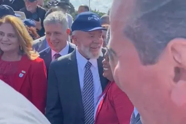 Lula visita feirinha em frente ao Palácio do Planalto