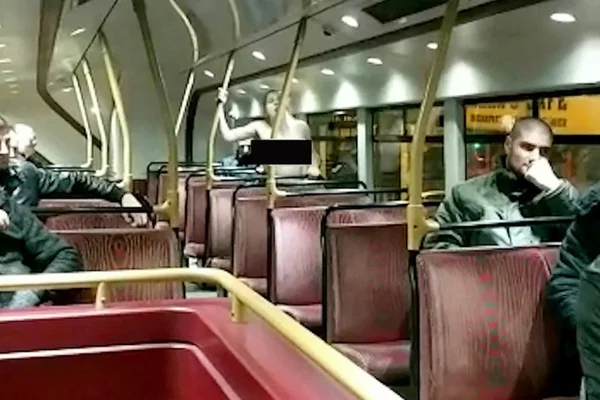 Casal sem pudor faz sexo dentro de ônibus