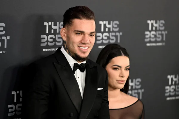 Imagem colorida de Ederson, goleiro do Manchester City e da Seleção Brasileira, acompanhado de sua esposa, na cerimônia do Fifa The Best- Metrópoles