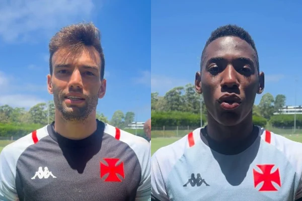 Foto colorida de Léo Jardim e Léo, goleiro e zagueiro do Vasco - Metrópoles