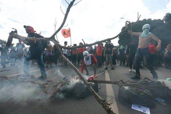 UnB em crise: manifestantes e PMDF entram em confronto no MEC