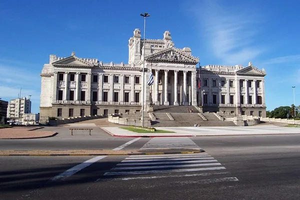 Azul vende passagens para Montevidéu a partir de R$ 489