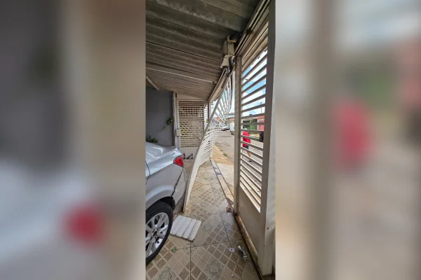 Vizinho quebra portão de dona de casa com carro após denúncia de som alto