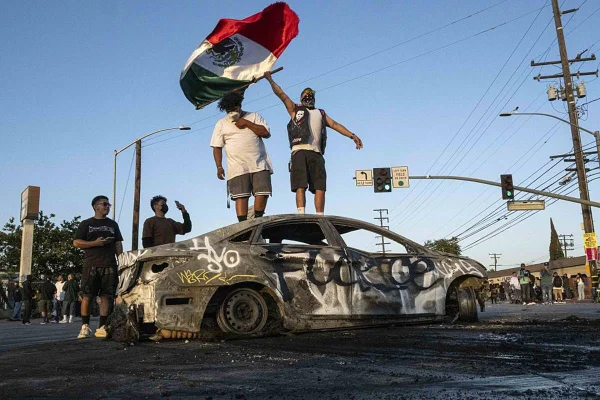 Protestos em Los Angeles contra a ação de agentes de imigração