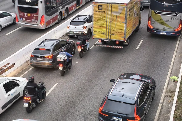 Imagem mostra motos em avenida de São Paulo - Metrópoles