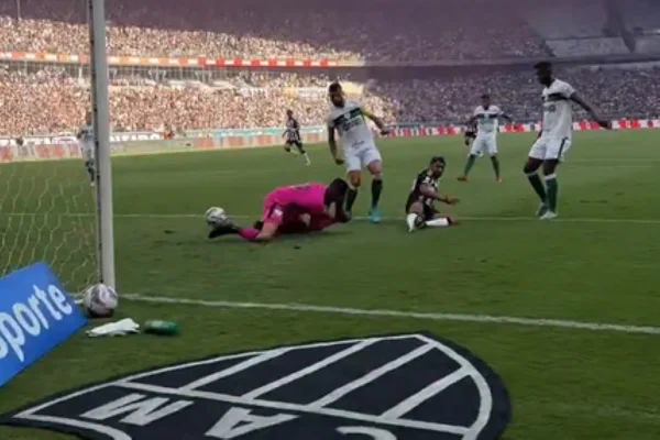 Foto colorida do momento do "frango" do goleiro do América-MG, que abriu o placar para o Atlético-MG na final do Mineiro - Metrópoles