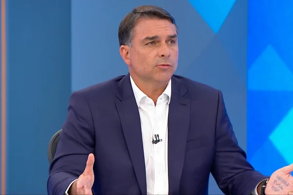 No JN, Flávio Bolsonaro admite que vai respeitar o resultado das eleições - destaque galeria