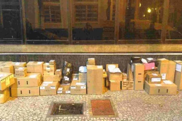 Mercadorias dos Correios roubadas em caixas na calçada- Metrópoles