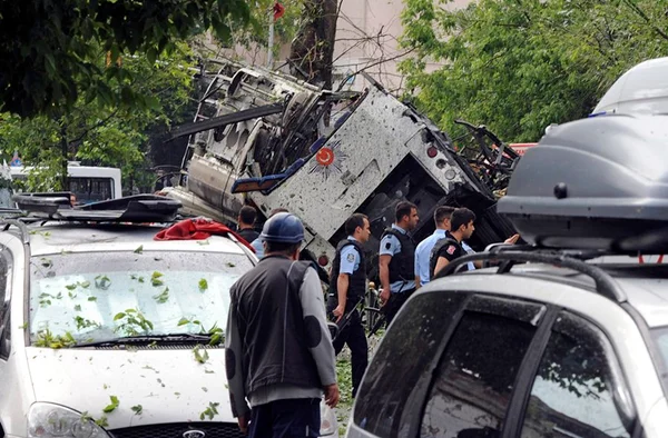 Carro-bomba explode em Istambul, mata 11 pessoas e fere mais de 30