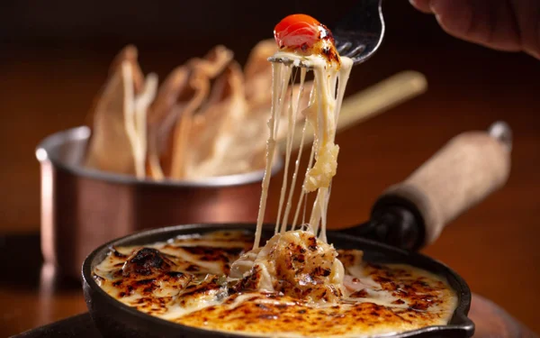 Raclette com queijo derretido do resturante Chalwzinho, em SP