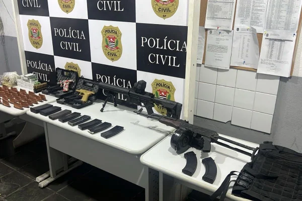 Imagem colorida mostra materiais apreendidos em arsenal de guerra do PCC