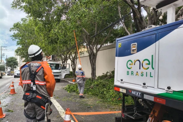 Imagem colorida mostra funcionários da Enel após apagão em SP. Metrópoles