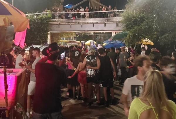 Imagem colorida de pessoas no Bloco Fúnebre, em Belo Horizonte (MG) folião - Metrópoles