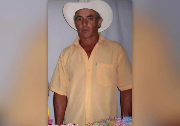 O pescador Joaquim Tomba, de 59 anos, foi atacado por abelhas em Fatura, no interior de SP. Homem branco, de camisa cor salmão e chapéu de vaqueiro branco