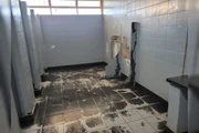 A unidade, que opera no modelo cívico-militar, acumula queixas sobre a falta de infraestrutura básica e prejuízos ao atendimento de estudantes com deficiência