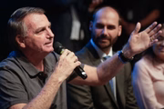 Jair e Eduardo Bolsonaro têm perfis na Truth Social, de Donald Trump