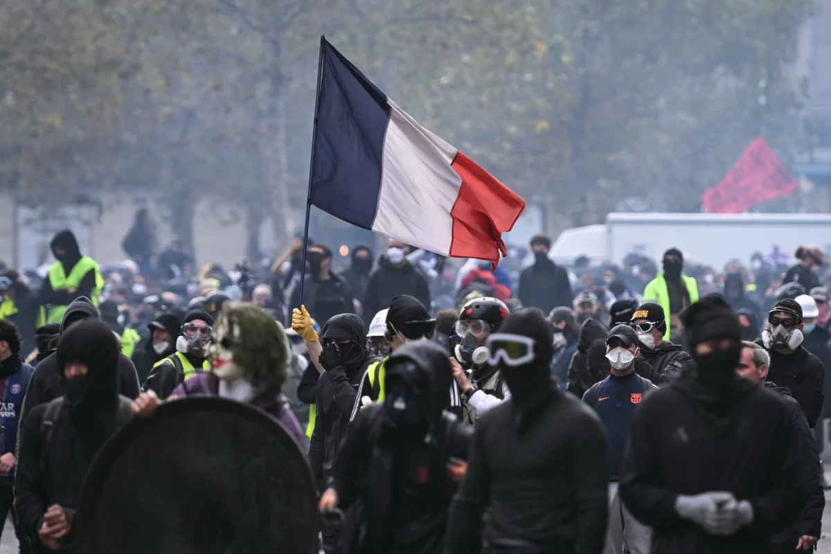 Protestos na França deixam 1 morto, 2.000 presos e 600 policiais feridos - imagem 1 Protestos na França deixam 1 morto, 2.000 presos e 600 policiais feridos - imagem 1