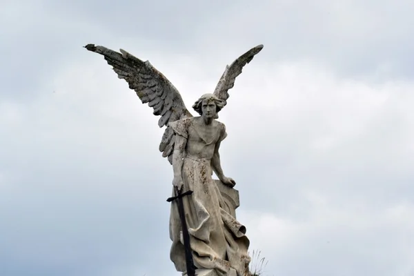 Fiéis comemoram o dia de São Miguel Arcanjo