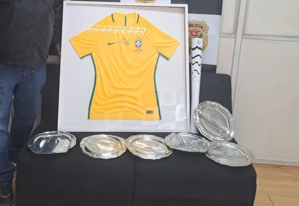 Imagem mostra camisa da seleção brasileira recuperada pela polícia - Metrópoles