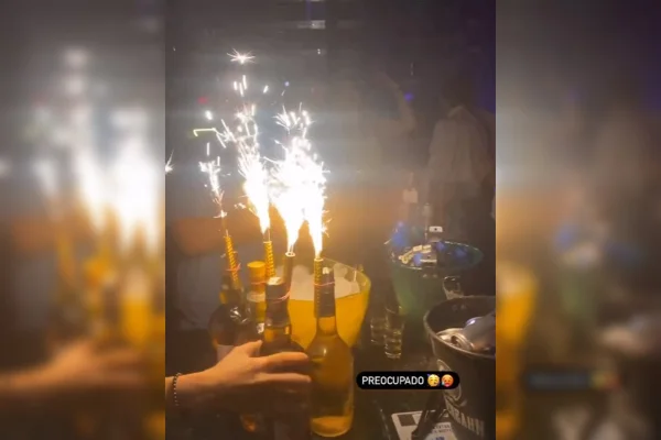Velas e bebidas em camarote