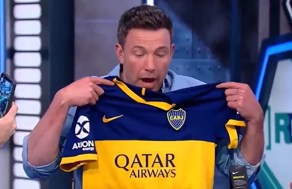 Ex-Batman ganha camisa do Boca Juniors em programa de TV