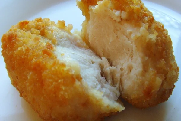 Babá alimenta crianças vegetarianas com frango e mãe exige indenização
