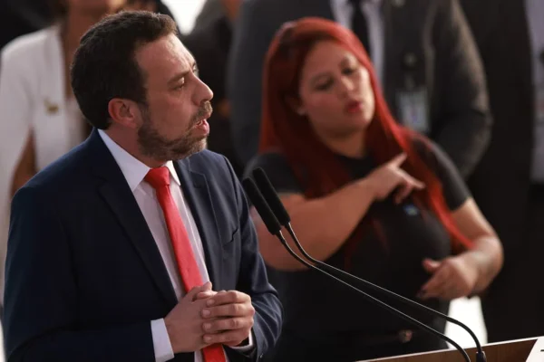 Imagem colorida do Ministro da secretaria-Geral da Presidência da República, Guilherme Boulos