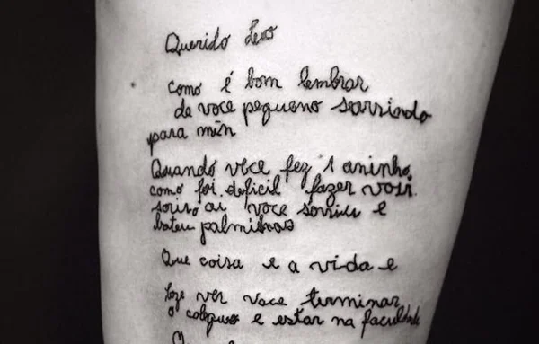 Jovem tatua carta de avó após idosa ser diagnosticada com Alzheimer