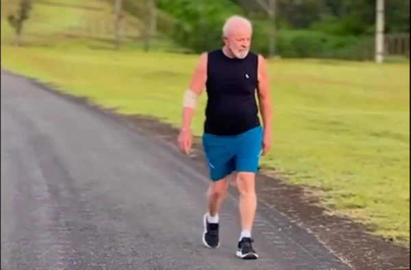 Lula com o braço enfaixado
