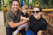 Edu Ribeiro, a esposa Kátia Santin Ribeiro e a filha Malu posam durante passeio