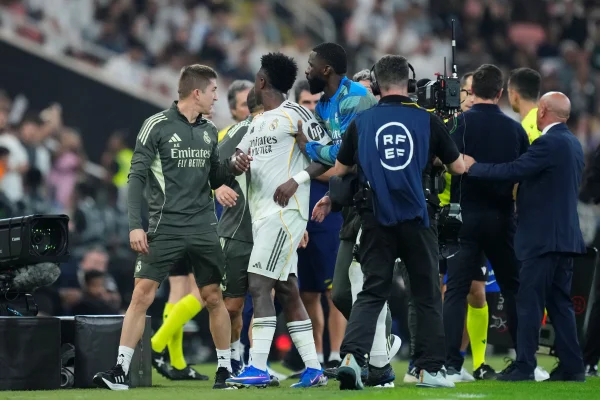 Vinícius Júnior em discussão com comissão tecnica do Atlético de Madrid