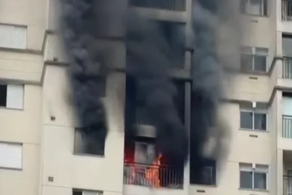 Imagem colorida de incêndio atingindo apartamento. Metrópoles