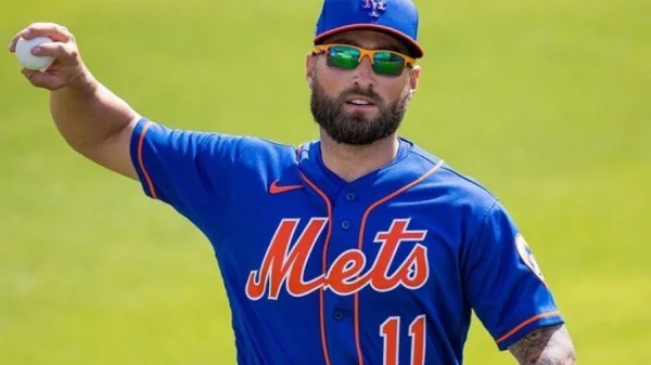 Jogador leva bolada a 150 km/h em partida de beisebol: veja o lance