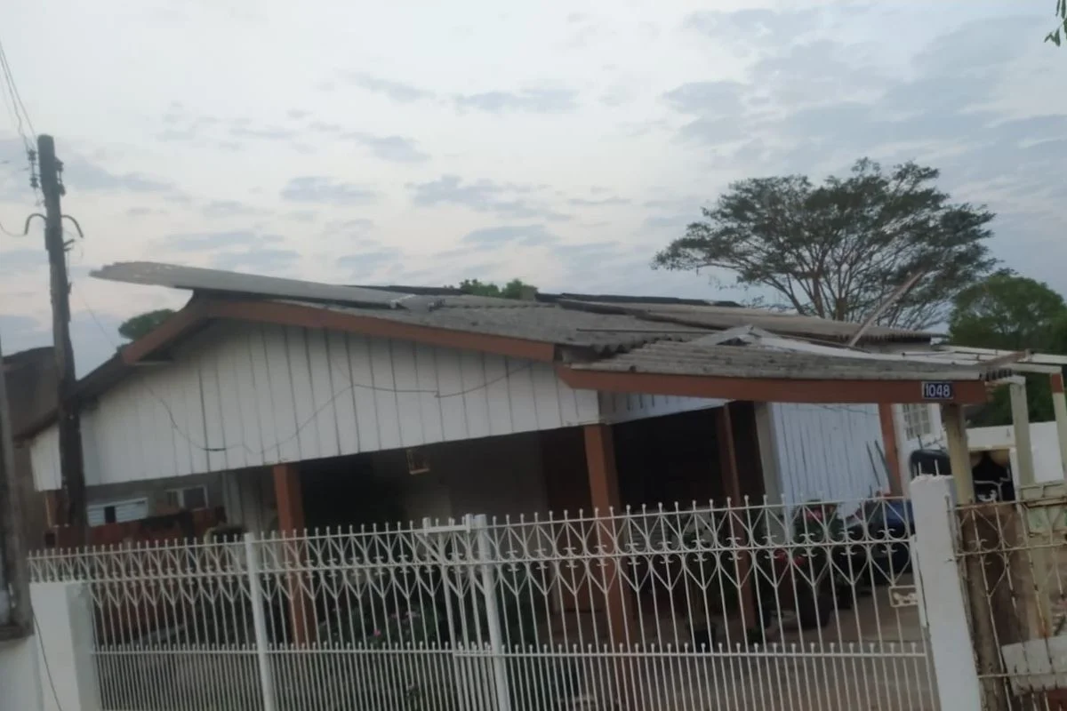 Ao menos 30 casas foram destelhadas em Flórida Paulista, no interior, após a forte ventania Ao menos 30 casas foram destelhadas em Flórida Paulista, no interior, após a forte ventania