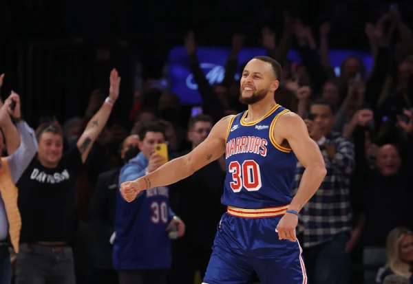 Stephen Curry bate recorde em vitória do Golden State Warriors