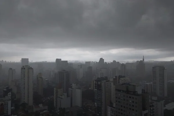 Imagem colorida do céu da cidade de São Paulo, que está em estado de atenção para alagamentos - Metrópoles