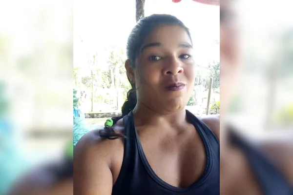 Imagem colorida de uma mulher parda com cabelos pretos e uma regata preta - Metrópoles