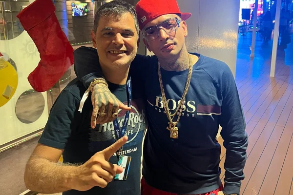 José Estevam Macedo de Lima e MC Guimê posam juntos no cruzeiro de Neymar - Metrópoles